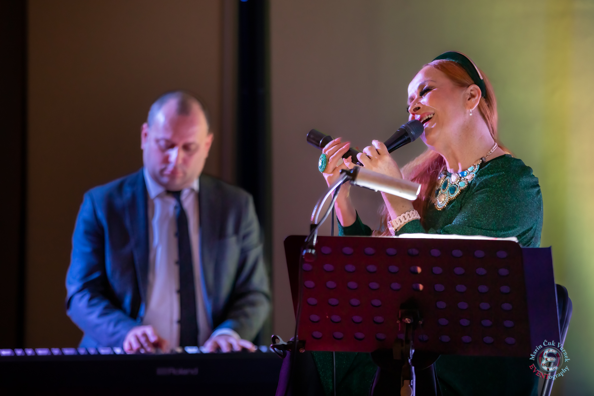 The Mystic Rose Ensemble na nastupu u hotelu Ambassador