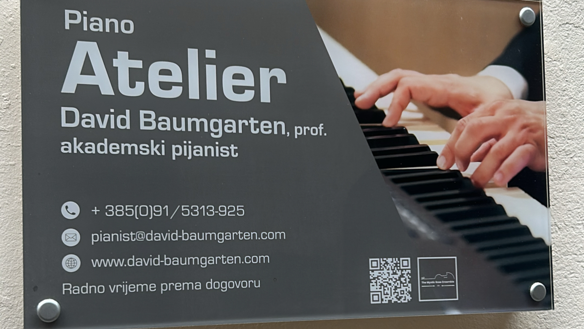 Ulazna oznaka Piano Ateljea Davida Baumgartnera s kontakt podacima